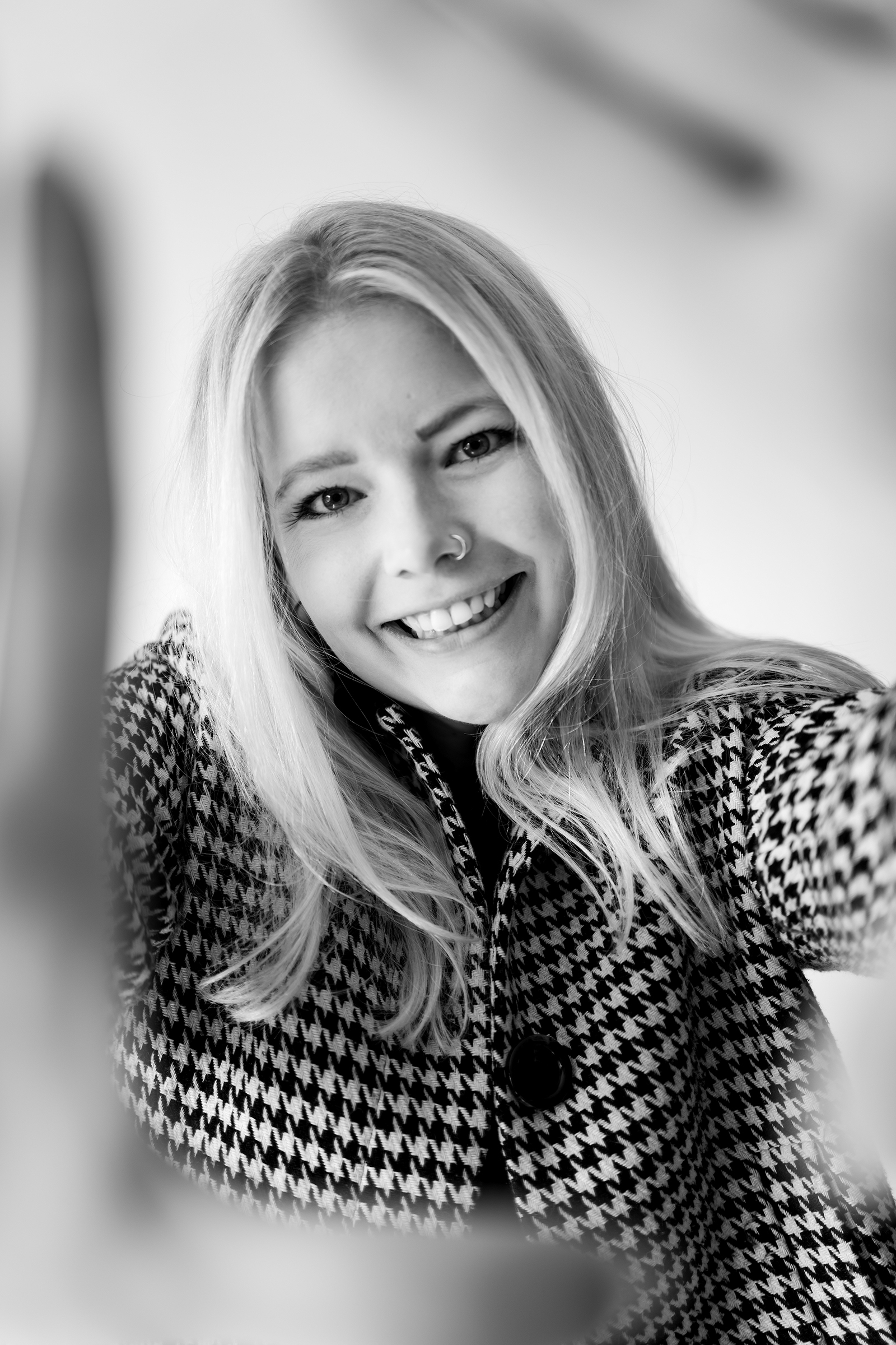 Schwarz-Weiß-Porträt von JNY Photography mit natürlichem Lächeln